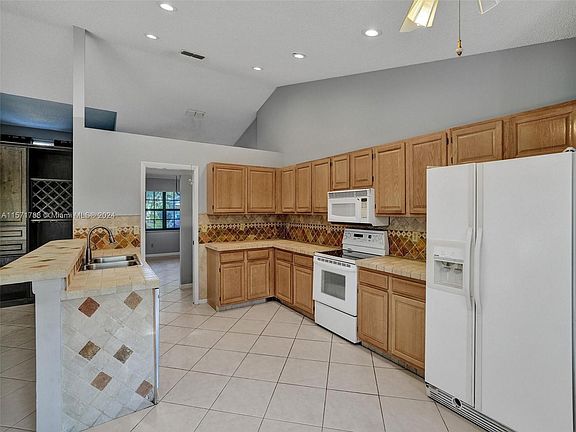 4th image of 3095 Perriwinkle Cir