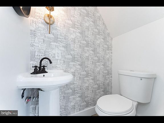 5th image of 1454 N Lawrence St #1