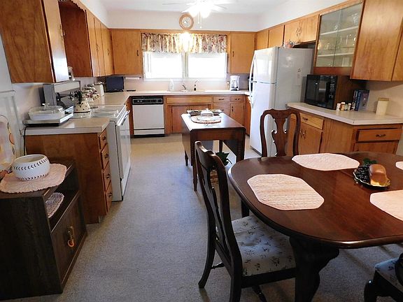 5th image of 706 W Avenue D