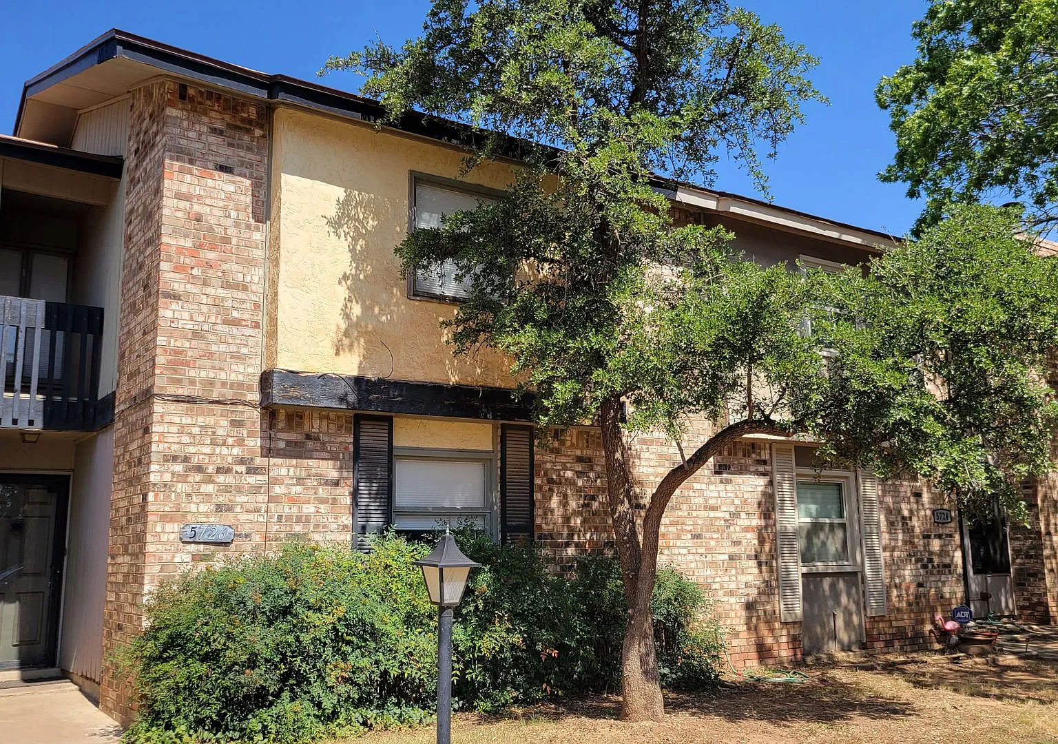 Spacious 3-Bedroom Condo Near West End Shopping — Photo 1