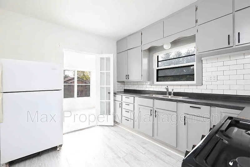 2 bed, 1.0 bath, 897 sqft, $950 — Photo 3