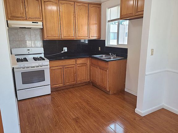 4th image of 12939 Oxnard St APT 6