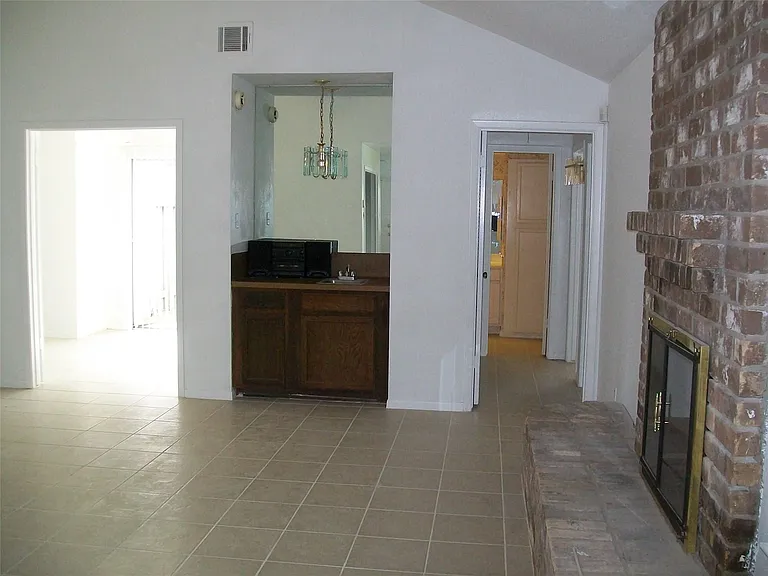 2526 Valley Forest Dr — Photo 3