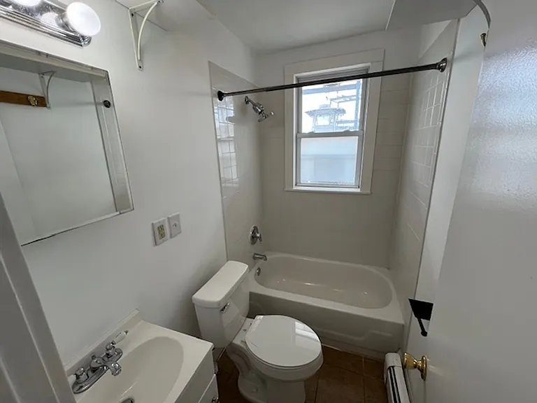 24 Bay Ave — Photo 7