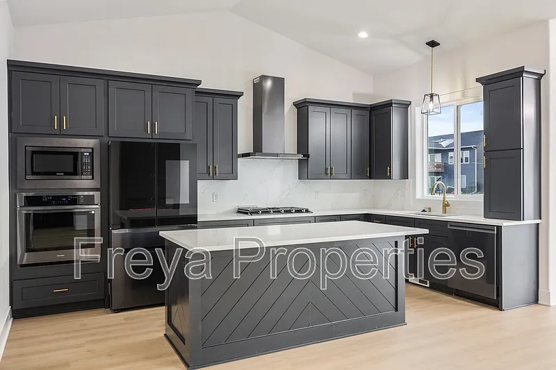 5 bed, 3.5 bath, 2821 sqft, $3,500 — Photo 4