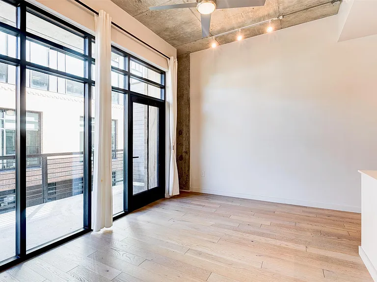 1501 E 4th St #202 — Photo 7