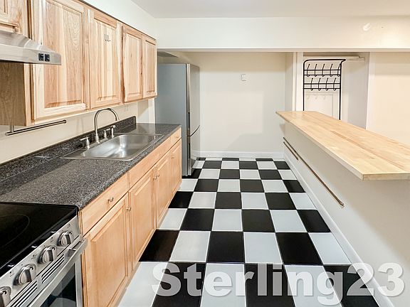 4th image of 2345 Crescent St #1