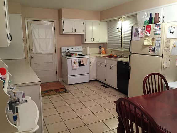 Eat-in kitchen