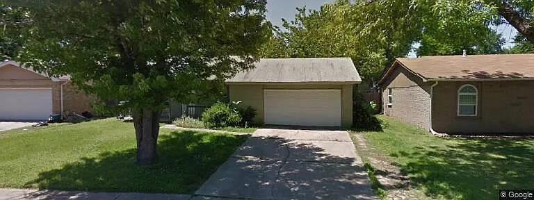 1712 S Pecan Ave — Photo 1