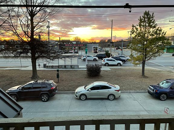 Great South Peoria location close to shopping and public transit