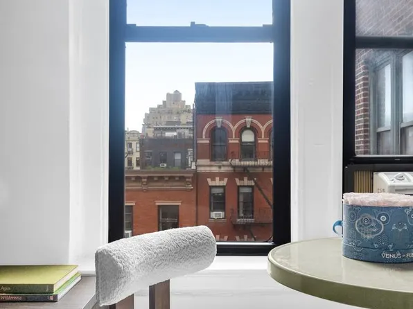 295 West 11th Street image 3 of 10