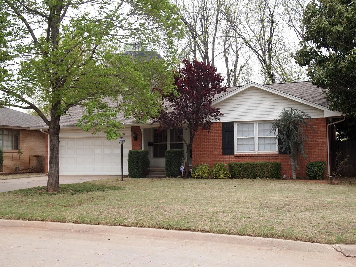 3 bed, 1.5 bath, 1350 sqft, $1,580 — Photo 1