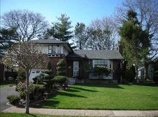 19 Glen Rd, Westbury, NY 11590