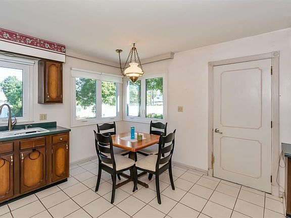 4th image of 476 Manor Dr