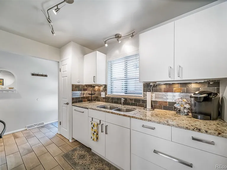 532 N Clayton St — Photo 14