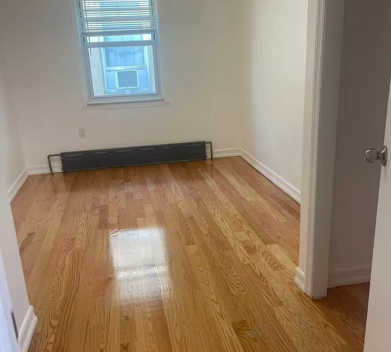 3 bed, 1000 sqft, $3,200 — Photo 2