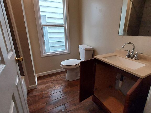 3rd image of 900 Glen Ave #1