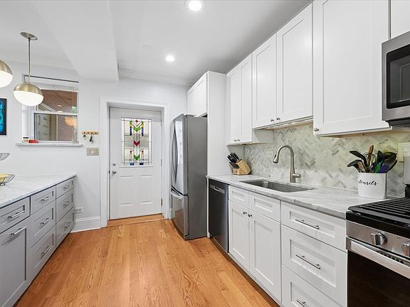 3rd image of 2018 W Farragut Ave #3
