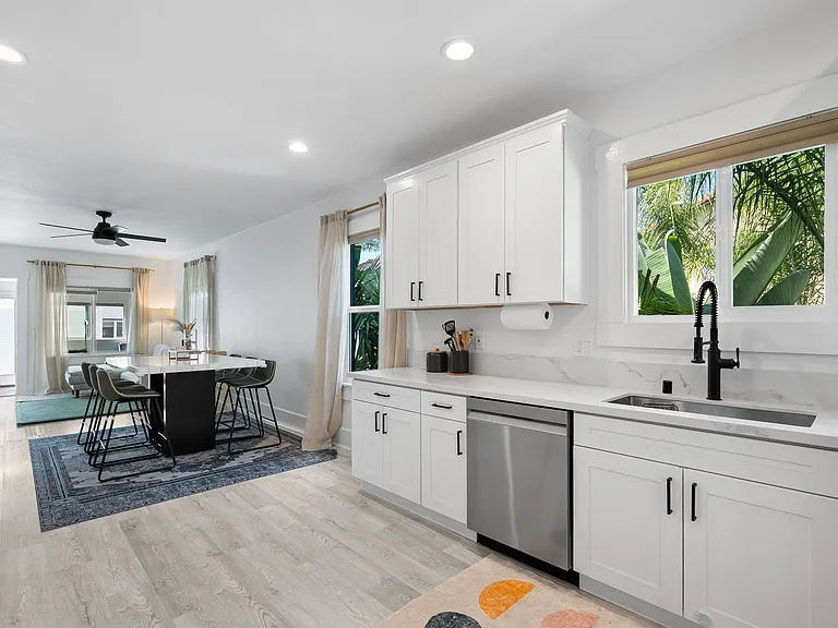 1752 Robinson Ave — Photo 15