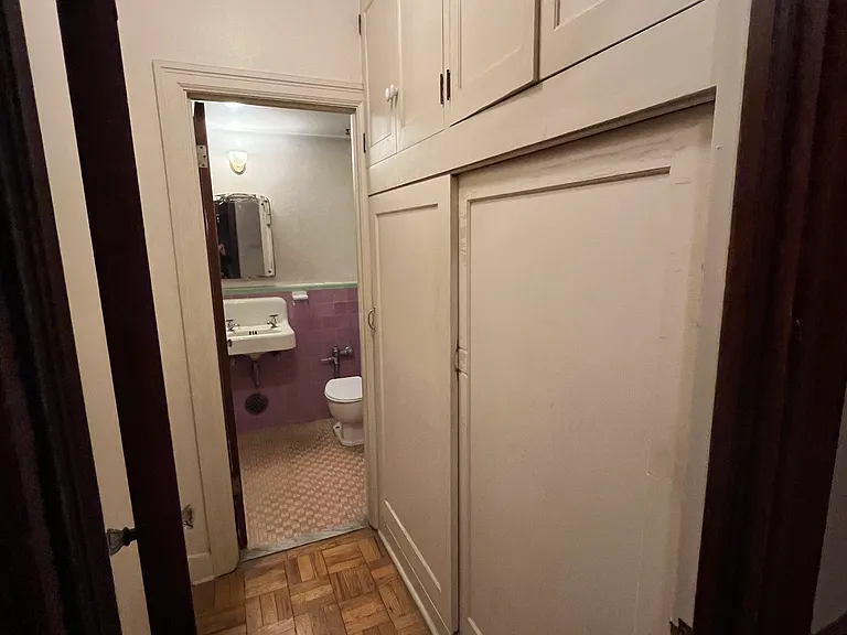 Broadmoor — Photo 23
