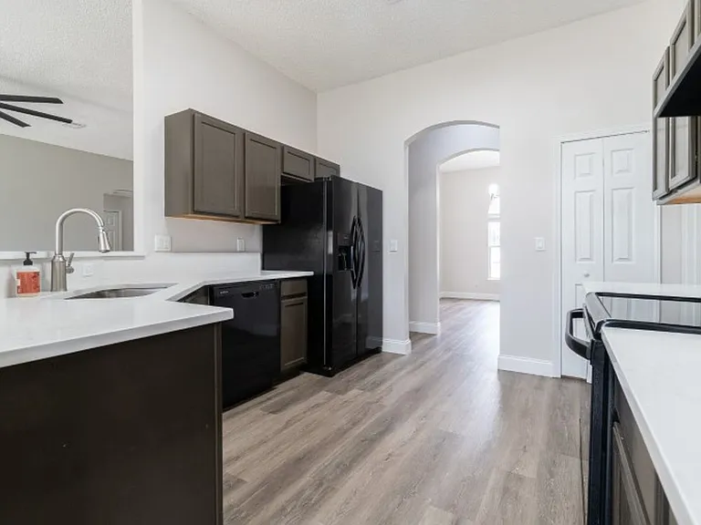 557 Grand Parke Dr — Photo 14