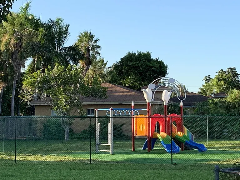 848 SW 10th St — Photo 7