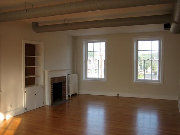 4th image of 122 Washington St