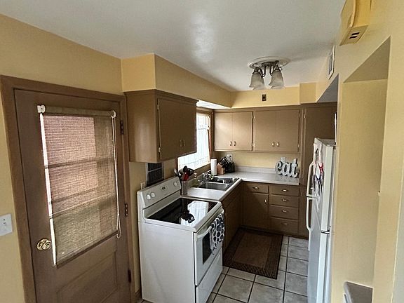 3rd image of 8707 Parkview Ct