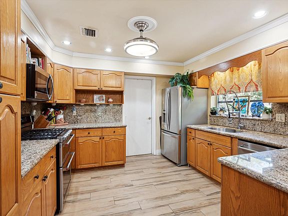5th image of 840 Gardenia Lane