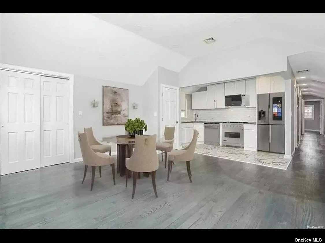 3 bed, 1000 sqft, $3,200 — Photo 2