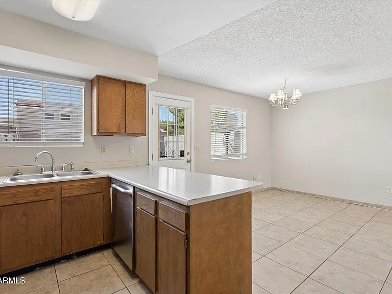 407 E Pecan Rd — Photo 11