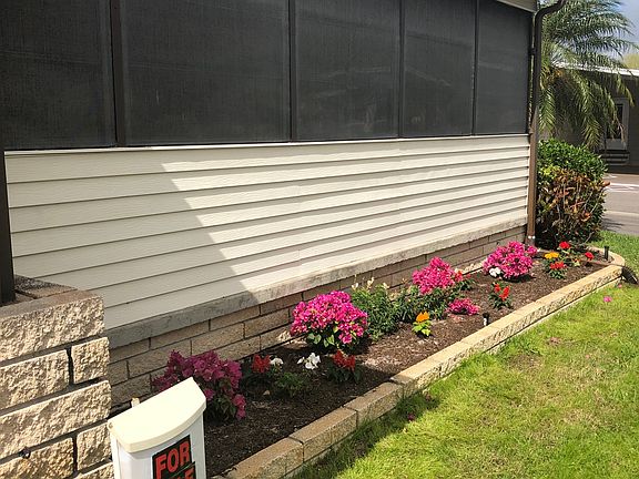 FLOWER BED BELOW LANAI
