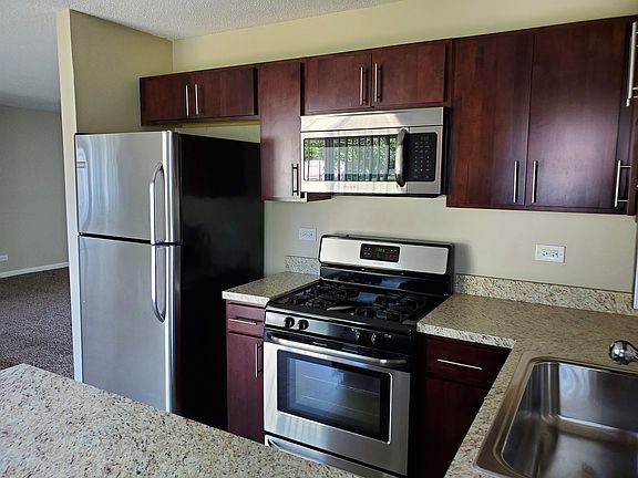4th image of 300 Westview St