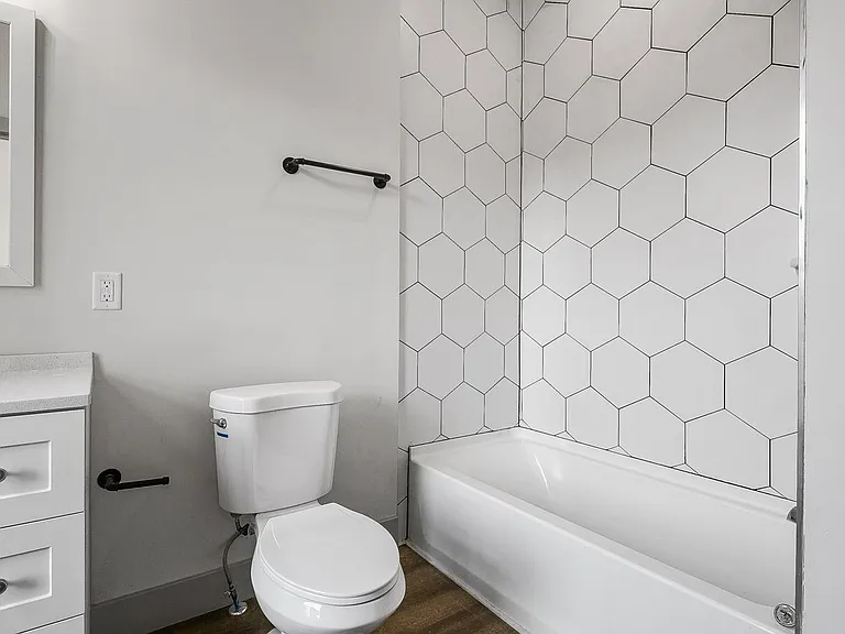 818 E Elm St #1-4 — Photo 17