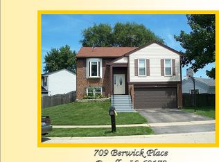 709 Berwick Pl, Roselle, IL 60172