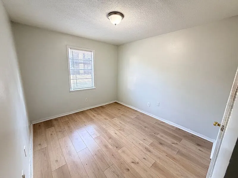 3 bed, 1.0 bath, 875 sqft, $899 — Photo 3
