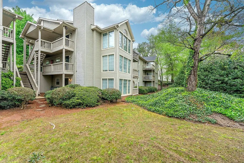 1318 Brockett Pl — Photo 2