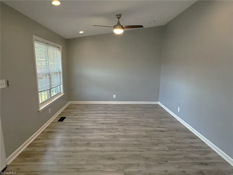 2127 Fairbrother St — Photo 3