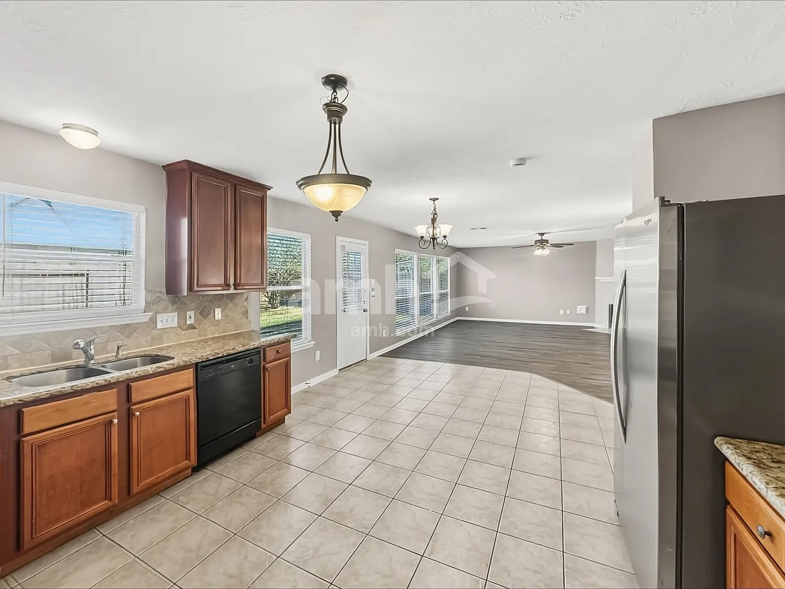 5 bed, 2.5 bath, 3331 sqft, $2,755 — Photo 4