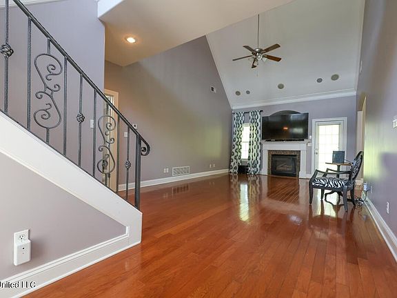 2nd image of 3344 Chateau Cir N