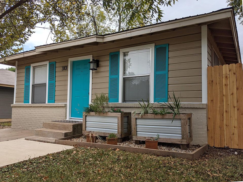 Front of the house! Check out those custom planters from Eastside Woodshop.