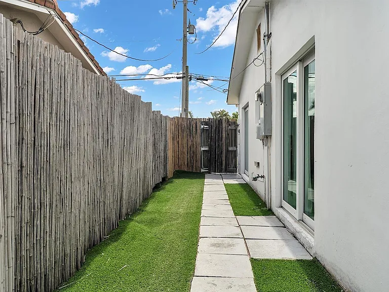 2233 SE 15th St — Photo 8