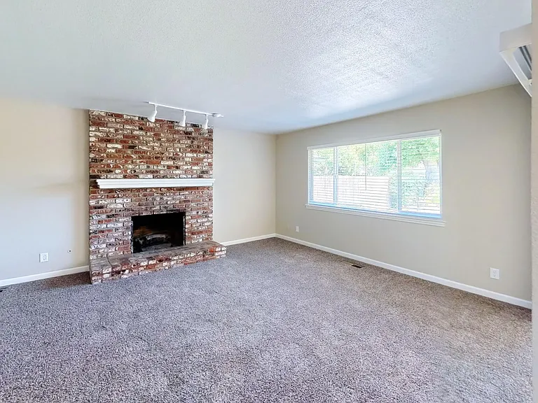 2209 E Palo Alto Ave — Photo 13