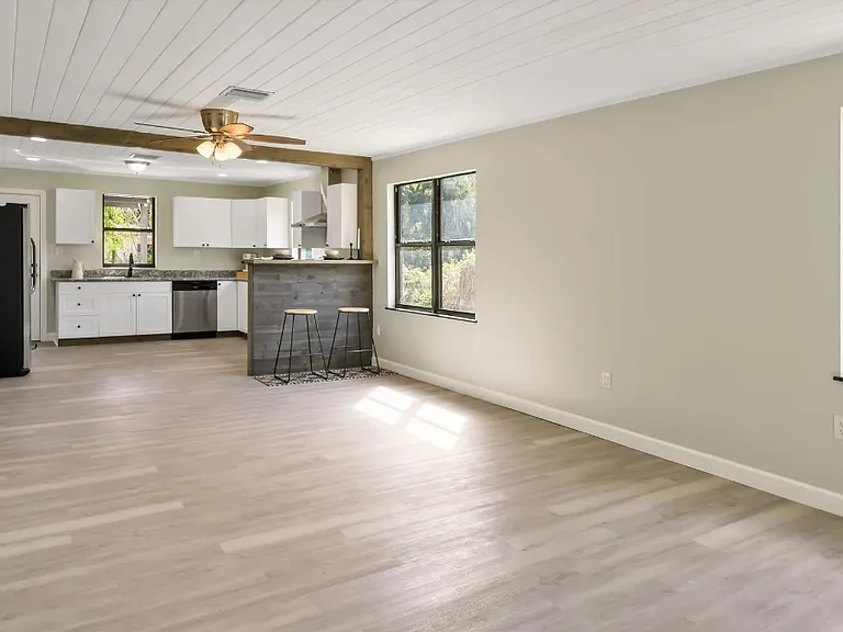 3303 Avenue F — Photo 4