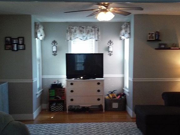 5th image of 805 Elm St