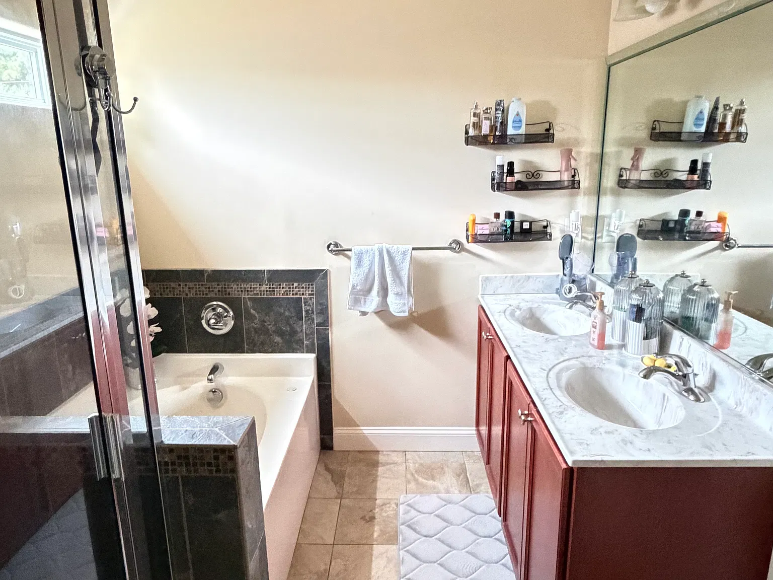 4 bed, 3.5 bath, 2424 sqft, $3,175 — Photo 2