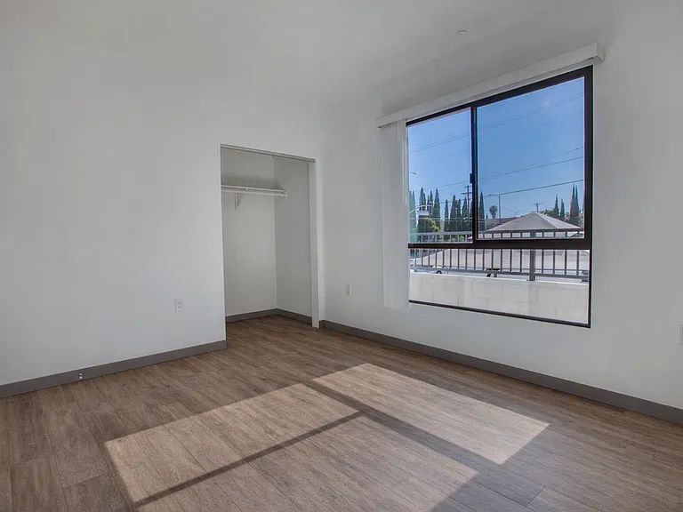 4255 Lockwood Ave — Photo 9
