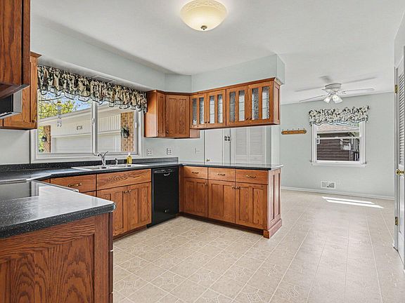4th image of 6736 Pleasantview Dr