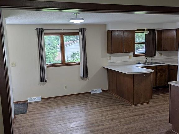 3rd image of 105 Silver St W