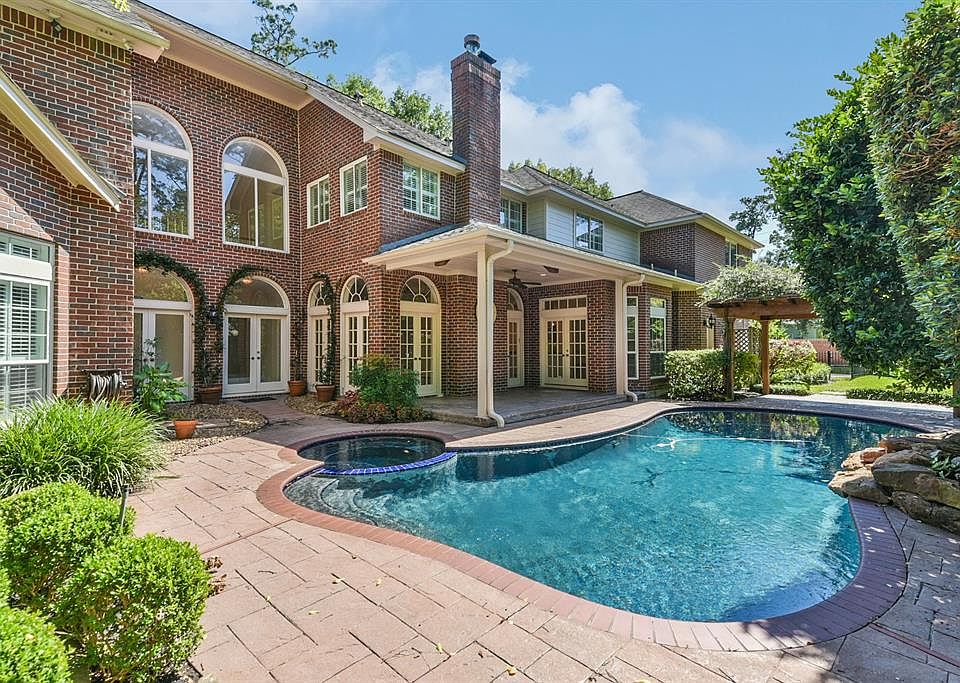 This 4/5 bedroom, 4/2 bath home is located on a quiet cul-de-sac street in the heart of Bunker Hill Village.